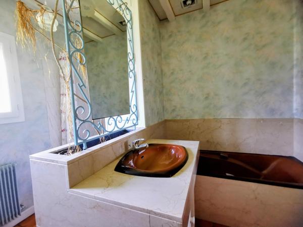 Dans secteur calme, sur beau parc arboré propriété avec belles prestations