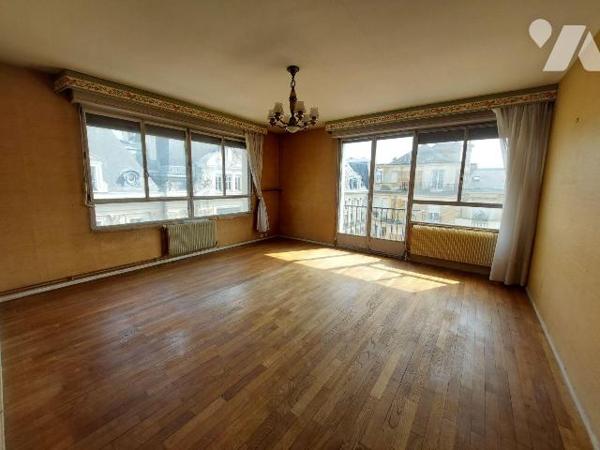 A VENDRE - RENNES (35) Centre ville - Rue Jules Simon T2 + garage + cave. TRAVAUX A PREVOIR
Au...