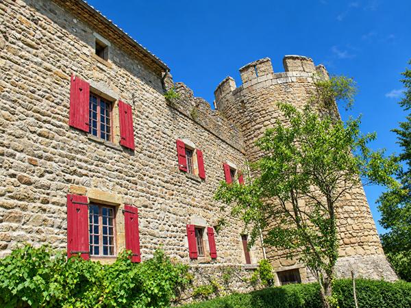 Château historique dominant les gorges de la Dore Thiers