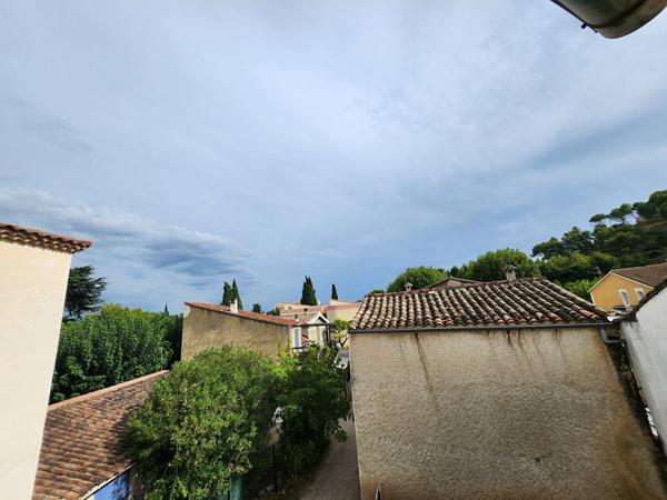 EXCLUSIVITE A LOUER A SAINT SATURNIN LES AVIGNON - Appartement T2 bis en triplex avec cour, balcon et climatisation - Proche village