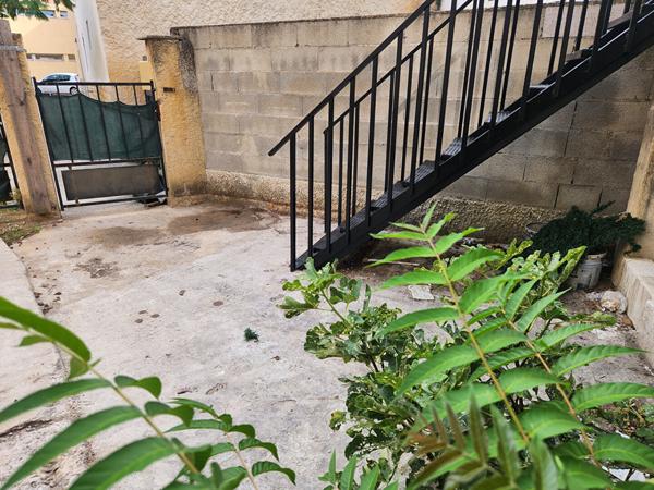 EXCLUSIVITE A LOUER A SAINT SATURNIN LES AVIGNON - Appartement T2 bis en triplex avec cour, balcon et climatisation - Proche village