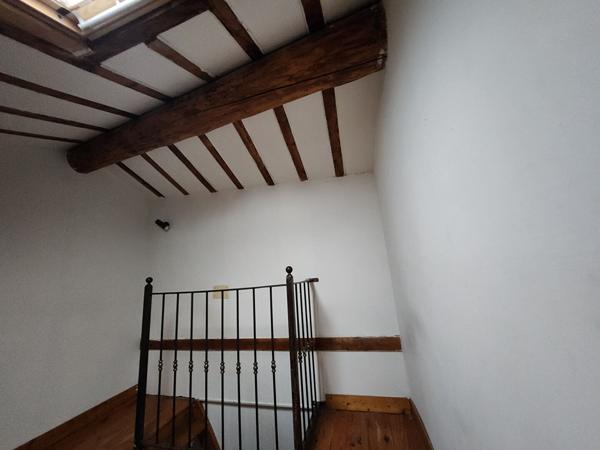 EXCLUSIVITE A LOUER A SAINT SATURNIN LES AVIGNON - Appartement T2 bis en triplex avec cour, balcon et climatisation - Proche village