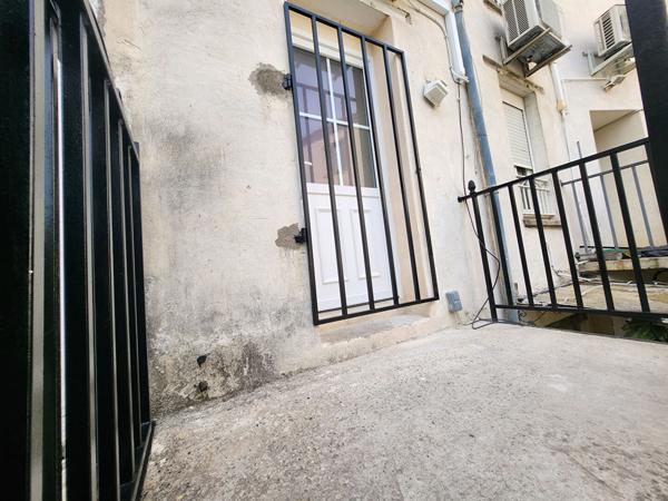 EXCLUSIVITE A LOUER A SAINT SATURNIN LES AVIGNON - Appartement T2 bis en triplex avec cour, balcon et climatisation - Proche village