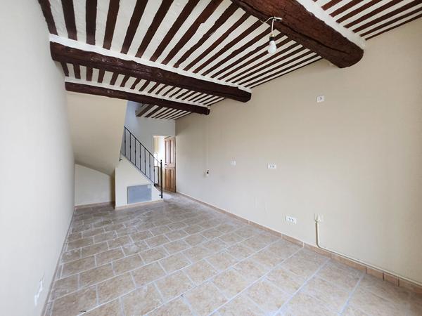 EXCLUSIVITE A LOUER A SAINT SATURNIN LES AVIGNON - Appartement T2 bis en triplex avec cour, balcon et climatisation - Proche village