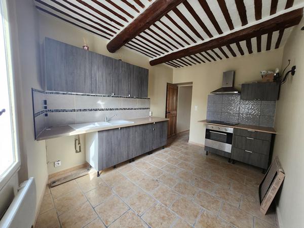 EXCLUSIVITE A LOUER A SAINT SATURNIN LES AVIGNON - Appartement T2 bis en triplex avec cour, balcon et climatisation - Proche village