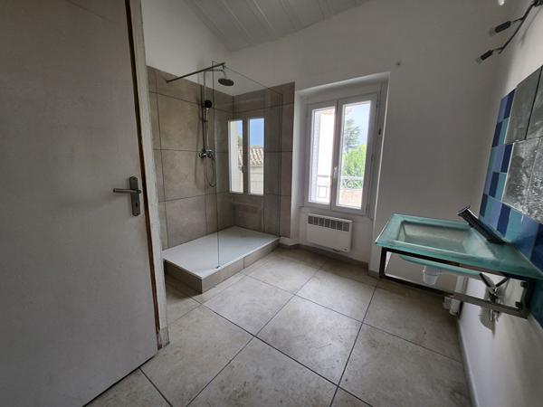 EXCLUSIVITE A LOUER A SAINT SATURNIN LES AVIGNON - Appartement T2 bis en triplex avec cour, balcon et climatisation - Proche village