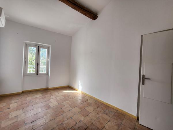 EXCLUSIVITE A LOUER A SAINT SATURNIN LES AVIGNON - Appartement T2 bis en triplex avec cour, balcon et climatisation - Proche village