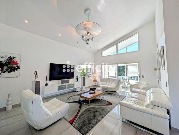 Maison
         6 pièces
        - 264 m² Bien prestige 949 000 € *