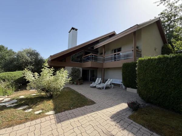 Vente                                                      Maison
                        
                     9 pièces                      267 m2                     à Brive-la-Gaillarde