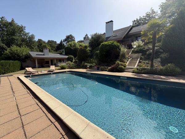 Vente                                                      Maison
                        
                     9 pièces                      267 m2                     à Brive-la-Gaillarde