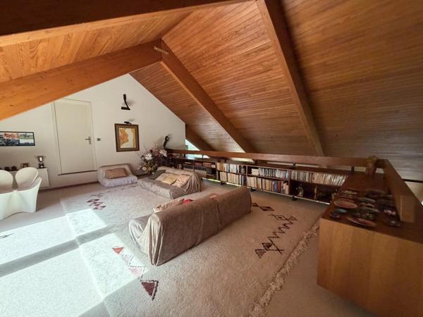 Vente                                                      Maison
                        
                     9 pièces                      267 m2                     à Brive-la-Gaillarde