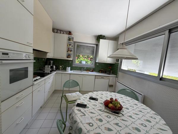 Vente                                                      Maison
                        
                     9 pièces                      267 m2                     à Brive-la-Gaillarde