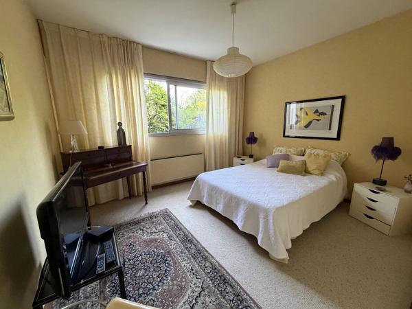 Vente                                                      Maison
                        
                     9 pièces                      267 m2                     à Brive-la-Gaillarde