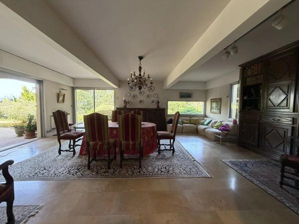 Vente                                                      Maison
                        
                     9 pièces                      267 m2                     à Brive-la-Gaillarde