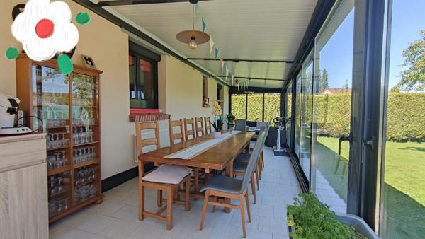 Une maison clé en main avec véranda contemporaine et possibilité de vivre de plain-pied. – 2 garages – Terrain 807 m² – Saint-Ouen-du-Tilleul
