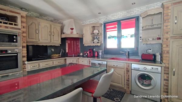 Une maison clé en main avec véranda contemporaine et possibilité de vivre de plain-pied. – 2 garages – Terrain 807 m² – Saint-Ouen-du-Tilleul