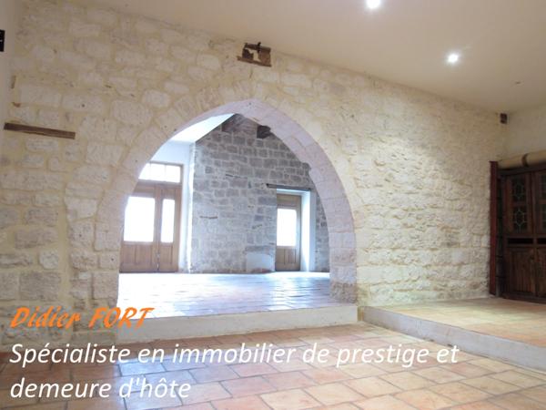 MAISON MEDIEVALE DE VILLAGE ENTIEREMENT RENOVEE DPE B + DEUXIEME PETITE MAISON AVEC ETAGE QUI SERT DE GARAGE 290000€