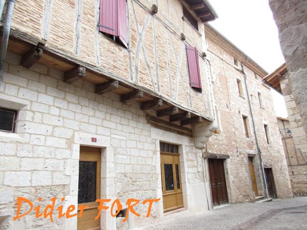 MAISON MEDIEVALE DE VILLAGE ENTIEREMENT RENOVEE DPE B + DEUXIEME PETITE MAISON AVEC ETAGE QUI SERT DE GARAGE 290000€