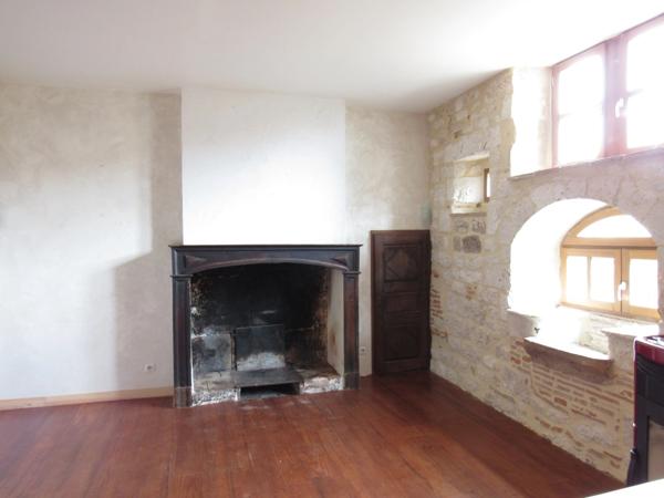 MAISON MEDIEVALE DE VILLAGE ENTIEREMENT RENOVEE DPE B + DEUXIEME PETITE MAISON AVEC ETAGE QUI SERT DE GARAGE 290000€