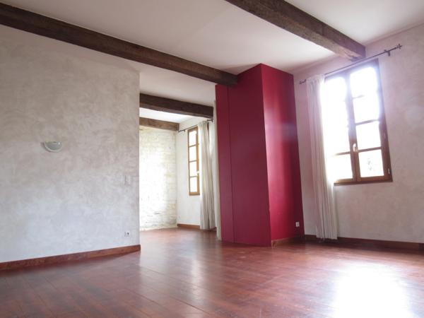 MAISON MEDIEVALE DE VILLAGE ENTIEREMENT RENOVEE DPE B + DEUXIEME PETITE MAISON AVEC ETAGE QUI SERT DE GARAGE 290000€