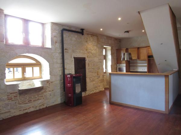 MAISON MEDIEVALE DE VILLAGE ENTIEREMENT RENOVEE DPE B + DEUXIEME PETITE MAISON AVEC ETAGE QUI SERT DE GARAGE 290000€