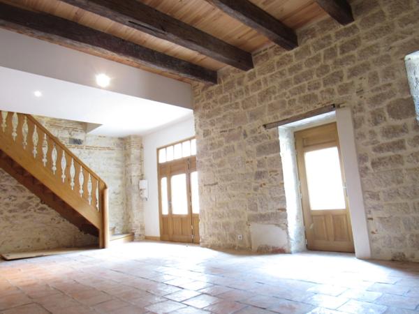 MAISON MEDIEVALE DE VILLAGE ENTIEREMENT RENOVEE DPE B + DEUXIEME PETITE MAISON AVEC ETAGE QUI SERT DE GARAGE 290000€
