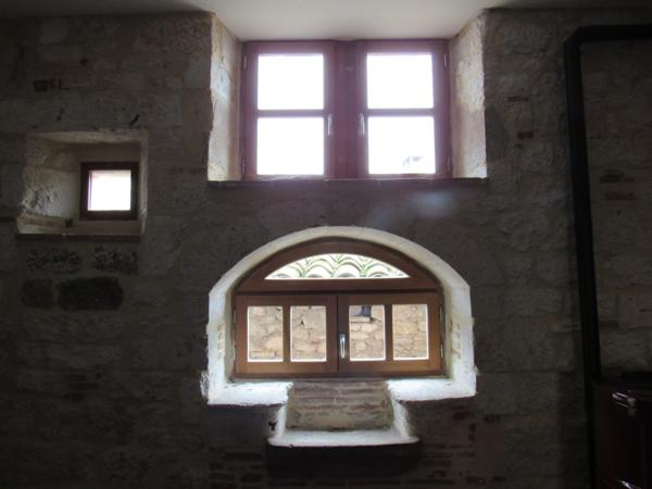 MAISON MEDIEVALE DE VILLAGE ENTIEREMENT RENOVEE DPE B + DEUXIEME PETITE MAISON AVEC ETAGE QUI SERT DE GARAGE 290000€