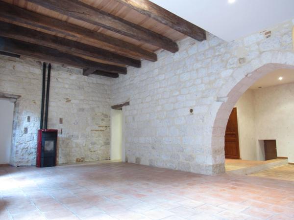 MAISON MEDIEVALE DE VILLAGE ENTIEREMENT RENOVEE DPE B + DEUXIEME PETITE MAISON AVEC ETAGE QUI SERT DE GARAGE 290000€