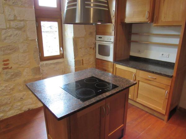 MAISON MEDIEVALE DE VILLAGE ENTIEREMENT RENOVEE DPE B + DEUXIEME PETITE MAISON AVEC ETAGE QUI SERT DE GARAGE 290000€