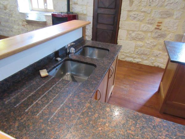 MAISON MEDIEVALE DE VILLAGE ENTIEREMENT RENOVEE DPE B + DEUXIEME PETITE MAISON AVEC ETAGE QUI SERT DE GARAGE 290000€