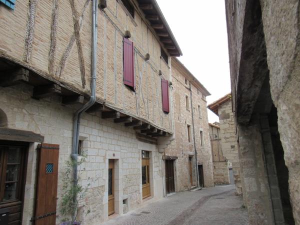 MAISON MEDIEVALE DE VILLAGE ENTIEREMENT RENOVEE DPE B + DEUXIEME PETITE MAISON AVEC ETAGE QUI SERT DE GARAGE 290000€