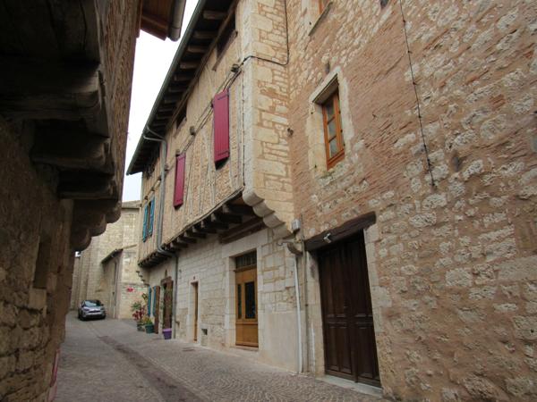 MAISON MEDIEVALE DE VILLAGE ENTIEREMENT RENOVEE DPE B + DEUXIEME PETITE MAISON AVEC ETAGE QUI SERT DE GARAGE 290000€