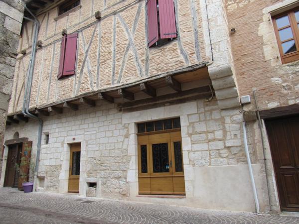 MAISON MEDIEVALE DE VILLAGE ENTIEREMENT RENOVEE DPE B + DEUXIEME PETITE MAISON AVEC ETAGE QUI SERT DE GARAGE 290000€