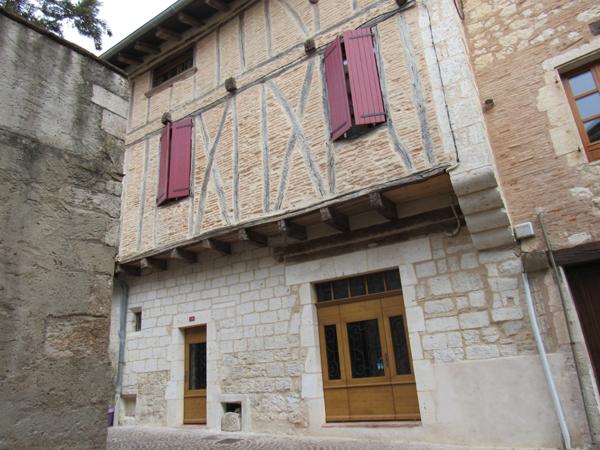 MAISON MEDIEVALE DE VILLAGE ENTIEREMENT RENOVEE DPE B + DEUXIEME PETITE MAISON AVEC ETAGE QUI SERT DE GARAGE 290000€