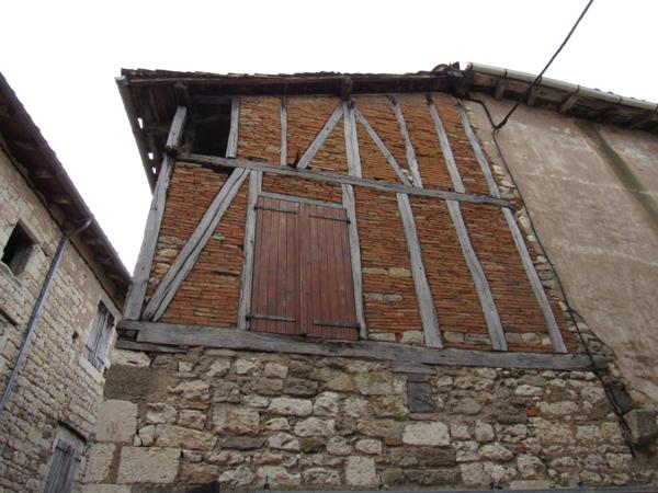 MAISON MEDIEVALE DE VILLAGE ENTIEREMENT RENOVEE DPE B + DEUXIEME PETITE MAISON AVEC ETAGE QUI SERT DE GARAGE 290000€