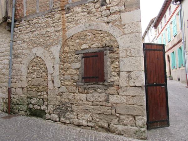 MAISON MEDIEVALE DE VILLAGE ENTIEREMENT RENOVEE DPE B + DEUXIEME PETITE MAISON AVEC ETAGE QUI SERT DE GARAGE 290000€