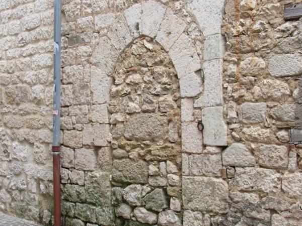 MAISON MEDIEVALE DE VILLAGE ENTIEREMENT RENOVEE DPE B + DEUXIEME PETITE MAISON AVEC ETAGE QUI SERT DE GARAGE 290000€