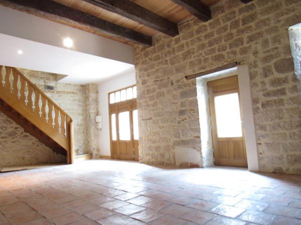 MAISON MEDIEVALE DE VILLAGE ENTIEREMENT RENOVEE DPE B + DEUXIEME PETITE MAISON AVEC ETAGE QUI SERT DE GARAGE 290000€