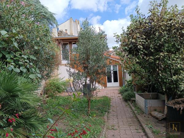 Maison
                                                                                                                                                                                                                                                                                                                        6 pièce(s)                                                                                                                                                                                                          4 chambre(s)                                                                                                                                                                                                          164  m²