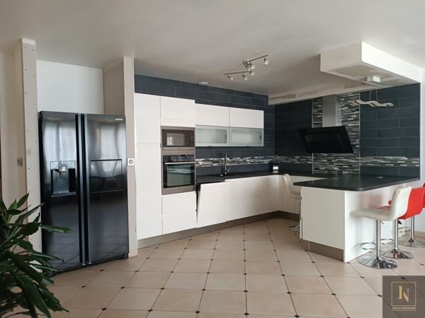 Maison
                                                                                                                                                                                                                                                                                                                        6 pièce(s)                                                                                                                                                                                                          4 chambre(s)                                                                                                                                                                                                          164  m²
