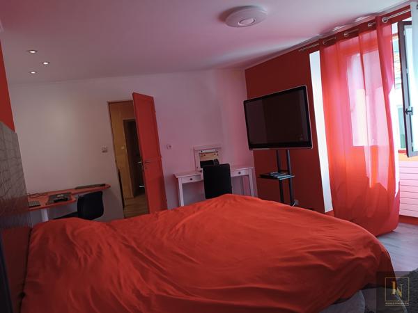 Maison
                                                                                                                                                                                                                                                                                                                        6 pièce(s)                                                                                                                                                                                                          4 chambre(s)                                                                                                                                                                                                          164  m²