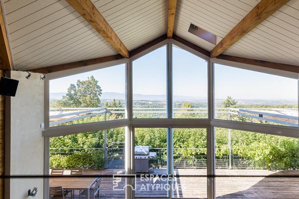 Entre ciel et forêt, une maison baignée de lumière