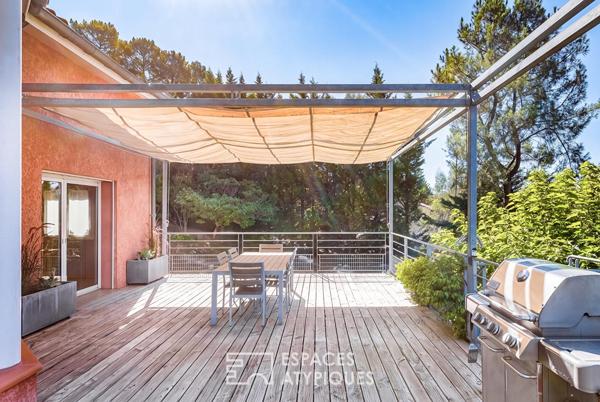 Entre ciel et forêt, une maison baignée de lumière