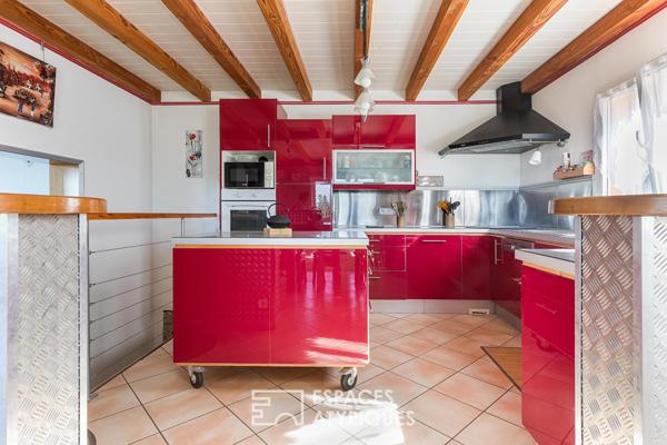 Entre ciel et forêt, une maison baignée de lumière