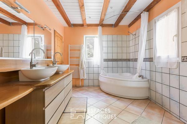 Entre ciel et forêt, une maison baignée de lumière