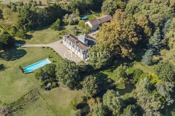 À moins d’une 1h de Bordeaux – Château du XVIII ème siècle – 700m² sur 11 hectares, piscine avec vue