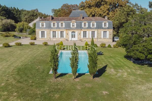 À moins d’une 1h de Bordeaux – Château du XVIII ème siècle – 700m² sur 11 hectares, piscine avec vue