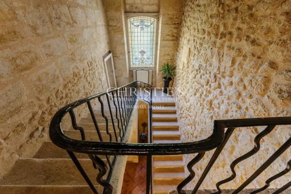 À moins d’une 1h de Bordeaux – Château du XVIII ème siècle – 700m² sur 11 hectares, piscine avec vue