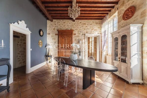 À moins d’une 1h de Bordeaux – Château du XVIII ème siècle – 700m² sur 11 hectares, piscine avec vue