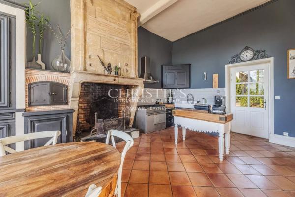 À moins d’une 1h de Bordeaux – Château du XVIII ème siècle – 700m² sur 11 hectares, piscine avec vue